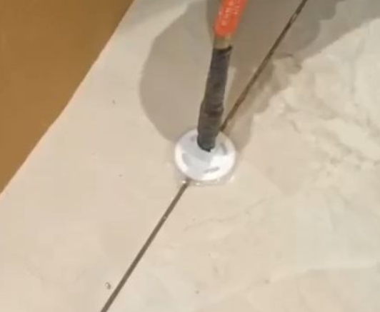 钦州市瓷砖空鼓维修公司专业解答瓷砖在铺贴过程中，如果没有涂抹均匀到位的粘结材料（如水泥砂浆或瓷砖胶），可能会导致以下问题