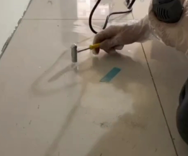 钦州市瓷砖开裂维修公司专业分享瓷砖在铺贴前如果没有沥干水分，将会导致以下问题